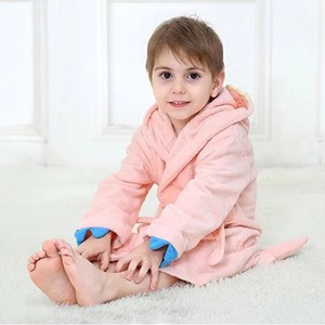 Toalla con Capucha para Niños Color Rosa Coral, Toalla Infantil de Talla Pequeña para Uso Doméstico, Suave al Contacto con la Piel - Product Image 3