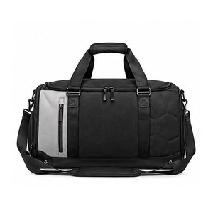 Sac de sport contemporain avec sections diagonales décoratives, compartiment à chaussures séparé, sangle de transport robuste et réglable - Product Image 1