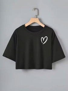 เสื้อยืดแขนสั้นลำลองสไตล์สปอร์ตสำหรับผู้หญิง สีดำ ลายหัวใจสีขาว เสื้อยืดลำลอง เสื้อผ้าสไตล์สวยงาม - Product Image 1