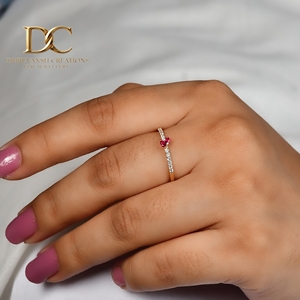 แหวนผู้หญิงคุณภาพสูง ทองคำแท้ 14KT สีเหลือง ประดับเพชรเลี้ยงในห้องปฏิบัติการและทับทิมสีแดงเลือดนก ดีไซน์เรียบหรู รับรองโดย IGI - Product Image 5