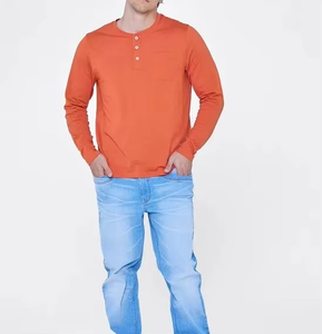 เสื้อยืดแขนยาวผู้ชายสีส้ม ผ้าถักโพลีเอสเตอร์ สไตล์ลำลอง ทรงปกติ สีพื้น คอทรงโอ ดีไซน์ลายตาเหยี่ยว กันหดตัว - Product Image 1