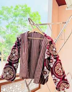 Veste en velours brodée intemporelle pour femme, élégance contemporaine, avec motif floral Suzani traditionnel, style bohème. - Product Image 5