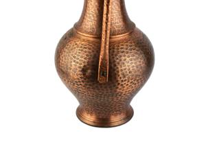 Pichet traditionnel en cuivre martelé fait main avec col allongé, idéal pour un usage quotidien et pour l'hôtellerie, provenant d'Inde. - Product Image 5