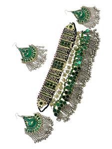 Collar clásico tribal afgano con medallones redondos en forma de escudo, monedas de plata tradicionales y detalles de cuentas rojas vibrantes. - Product Image 4