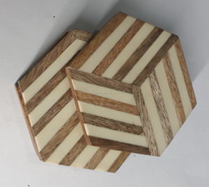 Ensemble de sous-verres en résine artisanale de la meilleure qualité avec incrustation en bois de manguier quatre styles de motifs d'amour pour les cadeaux - Product Image 1