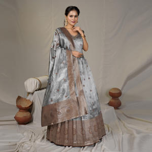 Robe longue en soie Banarasi avec motifs tissés Zari, tenue de fête traditionnelle ethnique pour femmes, avec ensemble dupatta. - Product Image 2