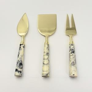 Nouvel ensemble de 3 couteaux à fromage en acier inoxydable faits à la main avec manche en résine design pour servir le fromage au petit-déjeuner - Product Image 1