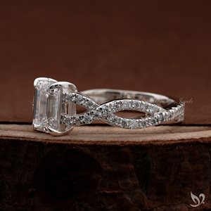 แหวนเพชรแล็บทรงเอเมอรัลด์ 1 กะรัต รับรองโดย IGI พร้อมวงแหวนแบบไขว้ประดับเพชร 10K ทองคำขาว - Product Image 2