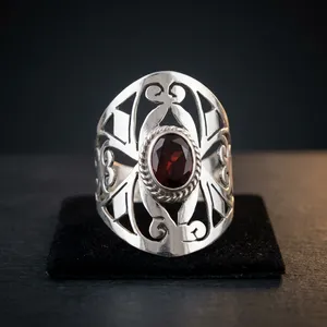 Bague en argent sterling 925 avec pierre précieuse ovale grenat rouge, motif floral filigrané vintage, bijou de cocktail élégant, cadeau pour femme - Product Image 4
