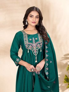 Elegante Traje Anarkali de Seda Romana para Fiesta con Dupatta Bordada y Calado |   Exportación Global de Moda |   Venta al por Mayor B2B - Product Image 3