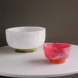 Grand bol avec base blanche et verte et le plus petit en rose avec une base orange. Ces bols en résine fabriqués à la main - Product Image 1