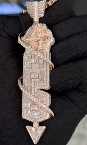 Colgante de flecha unisex con temática cristiana, chapado en oro rosa sobre oro macizo, con piedras de moissanita de corte baguette y engaste de canal - Product Image 3