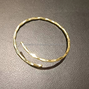 Brazalete de latón ajustable de Aura dorada Brazalete abierto hecho a mano para mujer elegante y moderna Moda diaria - Product Image 1