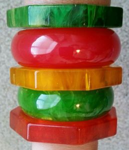 Bracelet élastique minimaliste en résine acrylique multicolore, bracelets lourds et tendance pour femmes - Product Image 6