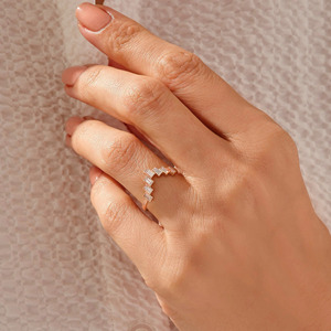 Anillo de Oro Amarillo de 14K con Diamantes Cultivados en Laboratorio con Corte Baguette y Banda en Zigzag - Product Image 1