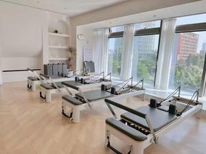 Equipo Profesional de Entrenamiento de Pilates para Estudio Comercial, Cama de Ejercicio Blanca, Máquina de Pilates Reformer de Aluminio Completo - Product Image 1