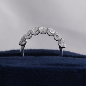 Bague éternité en or 14 carats avec diamants taille coussin et sertissage complet de diamants - Product Image 5