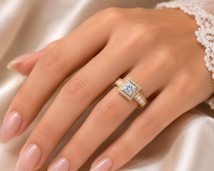 Bague de fiançailles avec halo de diamants cultivés en laboratoire |   Or jaune |   Centre de taille princesse avec double halo et pierres latérales |   Demande en mariage - Product Image 6