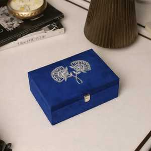 B.H CRAFTS Caja de Joyería de Algodón Cuadrada Bordada con Flores Hechas a Mano, Decoración Textil para el Hogar, Color Blanco y Azul, Día de San Valentín - Product Image 3