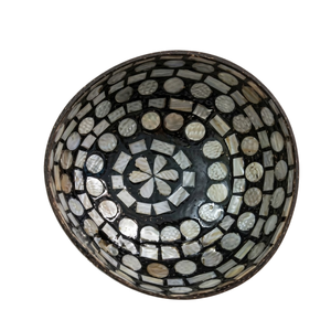 Bol en coquille de noix de coco avec détails gravés élégants, design éco-responsable, surface lisse et polie pour cuisines - Product Image 2