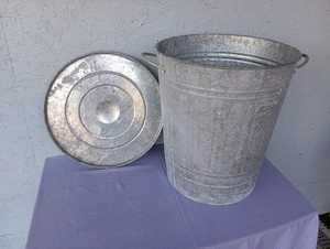<b>Large</b> galvanized steel waste <b>bin</b> in a rustic, industrial style, with a lid, decorative. - Product Image 3