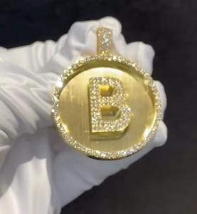 Colgante de Moissanita Redonda de 4 Quilates Chapado en Oro Amarillo de 14K, Disco Personalizable con Nombre para Fiestas - Product Image 2