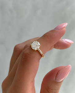 Bague solitaire classique en or jaune 14 carats plaqué or, sertie de diamants taille brillant, disponible à prix compétitif. - Product Image 1