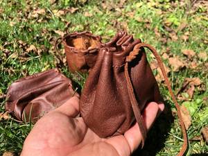 Pochette en cuir faite à la main avec cordon de serrage, artisanat rustique naturel, sac à monnaie portable pour usage extérieur par Curio Craft - Product Image 3