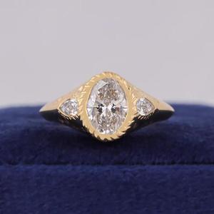Anillo de compromiso vintage único de oro amarillo macizo con diamante de corte ovalado, engaste de bisel, banda texturizada con detalles en forma de pera y detalles laterales. - Product Image 2