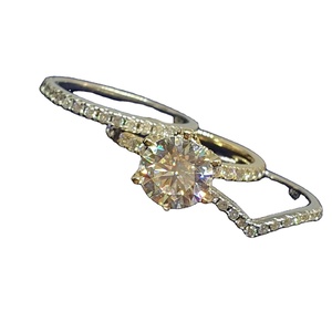 แหวนเพชรมออิสซาไนต์ทรงกลมสีขาวสวยงามแหวนหมั้นเพชรโมอิสเงินแท้ออกแบบได้ตามต้องการ - Product Image 1