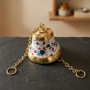 Campana Colgante de Latón Chapada en Oro Hecha a Mano con Diseño Floral, Adorno Decorativo para el Hogar y Espacios Espirituales - Product Image 3