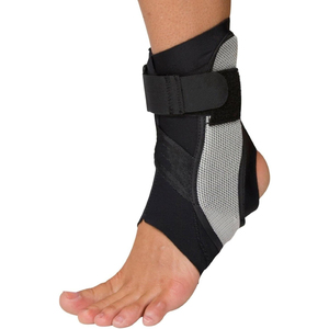 Attelles de cheville de qualité supérieure, conçues avec un matériau extensible doux, offrant une compression confortable et une mobilité flexible pour la sécurité sportive. - Product Image 1