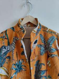 เสื้อแจ็คเก็ตยีนส์ซาฟารีสำหรับผู้ชาย Sophia รุ่นปี 2023 แบบกันน้ำ คอตั้ง ติดกระดุมเขาสัตว์ ซับในผ้าฝ้าย ลายเรียบ - Product Image 3