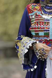 Vestido largo bordado afgano para mujer, de manga larga, cuello alto, estilo bohemio, línea A, con patrón de trabajo manual en colores contrastantes - Product Image 4