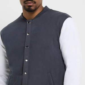 Chaqueta Varsity para Hombre Estilo Urbano con Parches Bordados, Corte Ajustado, Poliéster/Algodón, Color Personalizado - Product Image 3