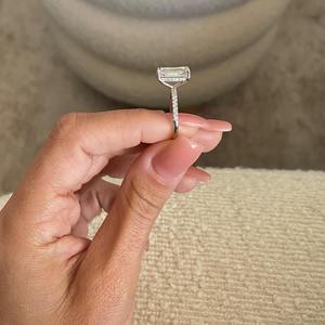 Anillo de compromiso de lujo con diamantes de 8.50 quilates, corte esmeralda, certificado IGI, cultivado en laboratorio, con pavé de piedras laterales y halo oculto - Product Image 3