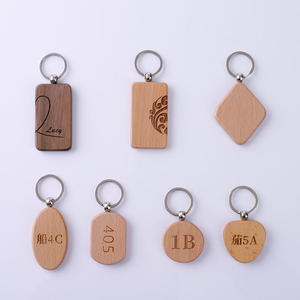 Porte-clés personnalisé en bois gravé fait main avec anneau de suspension – Cadeau souvenir - Product Image 1
