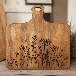 Tabla de cortar de madera grabada con flores silvestres, disponible a precios de mayorista para cocinas inspiradas en la naturaleza y para regalos. - Product Image 1