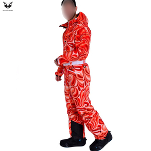 ชุดสกีโพลีเอสเตอร์กันลมแบบชิ้นเดียว พิมพ์ลายกราฟิกสีแดงสด ทนทานต่อสภาพอากาศ กันน้ำ บริการ OEM ODM จากซัพพลายเออร์คุณภาพดีรุ่นใหม่ล่าสุด - Product Image 4