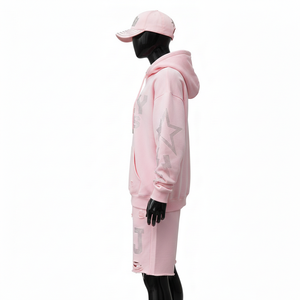 ชุดเซ็ตฮู้ดดี้และกางเกงขาสั้นผ้าฟลีซผสมคอตตอนโพลีเอสเตอร์คุณภาพสูง 320 GSM สำหรับผู้ชาย สัมผัสนุ่ม สีชมพู พร้อมโลโก้ประดับคริสตัล - Product Image 3