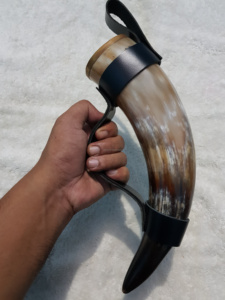 Ensemble de cornes à boire religieuses vikings de qualité supérieure, authentiques, faites à la main, mug biologique pour bière, miel, bière - cadeau de mariage, prix de gros - Product Image 5