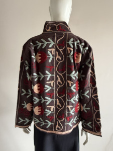 Veste à col mandarin brodée à la main avec motifs floraux, manches longues, pull en coton pour femme, automne, motifs rouges et beiges - Product Image 1