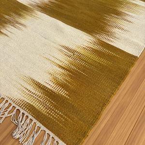 Tapis en laine tissé à la main de style Ikat abstrait moderne - Moutarde et crème, écologique, tissé à la main, motif plumeux Kilim - Product Image 3