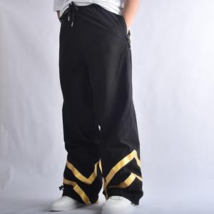 Pantalon de neige personnalisé noir imperméable et coupe-vent avec bouches d'aération à rayures en vinyle doré et guêtres de bottes intégrées - Product Image 1