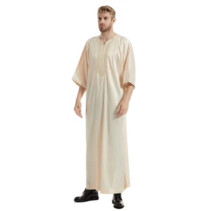 Nouvelle Arrivée Vêtements Islamiques Modestes Tenues Décontractées Vente en Gros Thobes Simples pour Hommes en Coton Longueur Ras du Sol Respirant Léger - Product Image 3