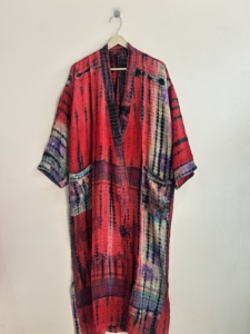 Kimono de satén de seda estilo bohemio vintage para mujer, largo, de manga larga, hecho con material reciclado, lavable a máquina. - Product Image 1