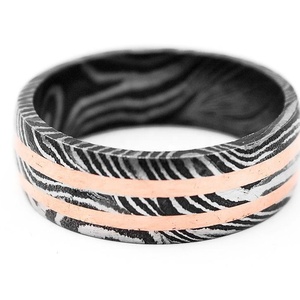 Anillo de compromiso de boda de acero de Damasco personalizado unisex banda fabricada directamente hoja de acero inoxidable mango de madera soporte OEM - Product Image 3