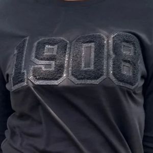 Camiseta de Manga Larga All Black Glitter 1908 para Mujer, Corte Ajustado, Número Chenille, Algodón Premium, Estilo Casual y Elegante - Product Image 6