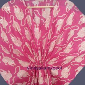 Vestido Kaftán Midi Rosa Ecológico con Estampado de Leopardo, Hecho a Mano, Cuello en V, Manga Kimono, Ropa de Resort, Vestido Boho de Algodón para Mujer - Product Image 2