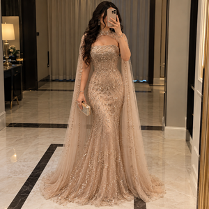 Robe de soirée sirène vintage de luxe élégante faite à la main, avec cape en organza brodée et sequins, col épaules dénudées, longueur ras du sol - Product Image 1